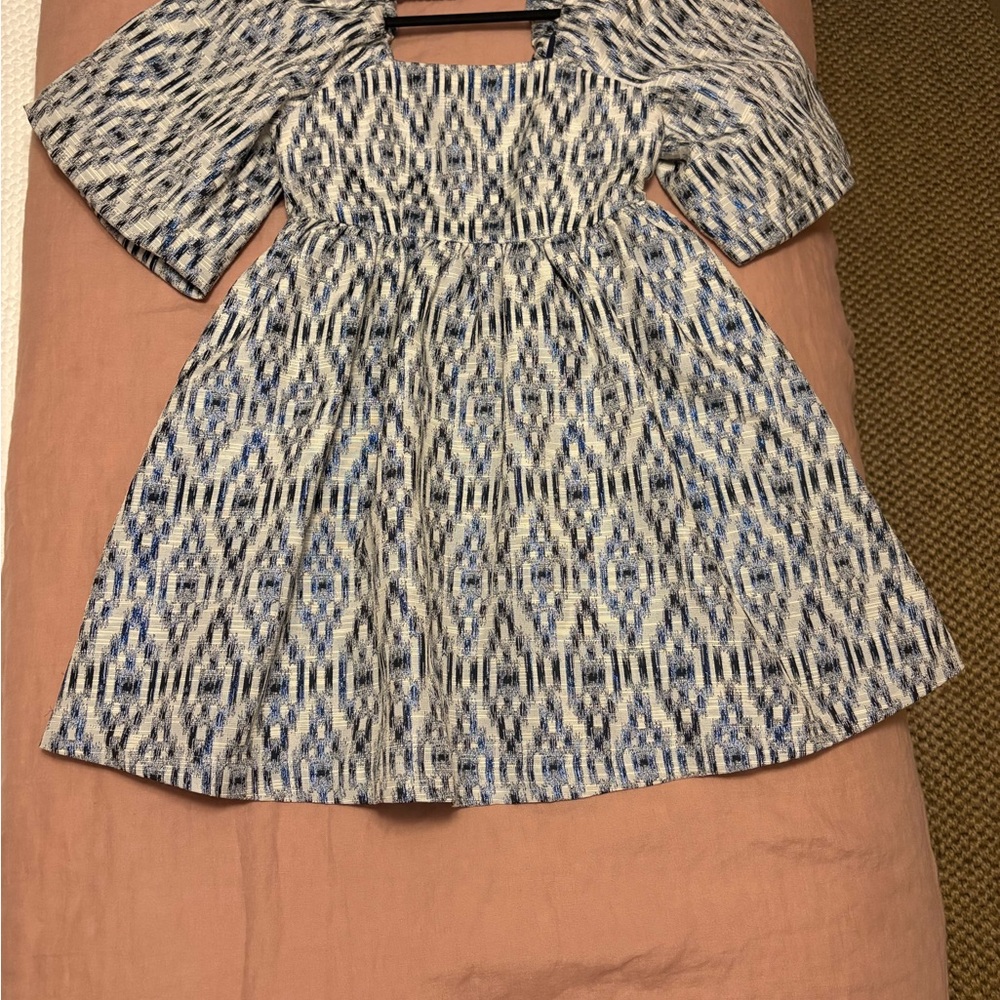 Chic Monochrome Patterned Mini Dress - Picture 4 of 6